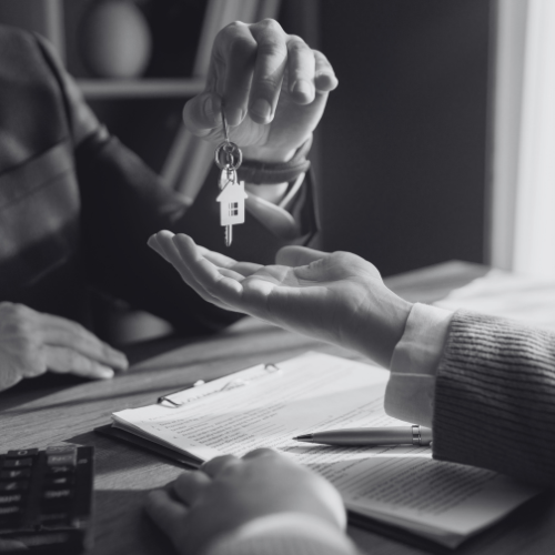 foto agente inmobiliario entregando llaves